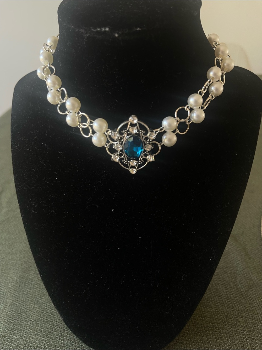 Pearl Necklace with Emerald-Blue Center Stone